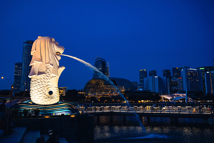 Du khách tấp nập đặt chân đến Công viên Merlion