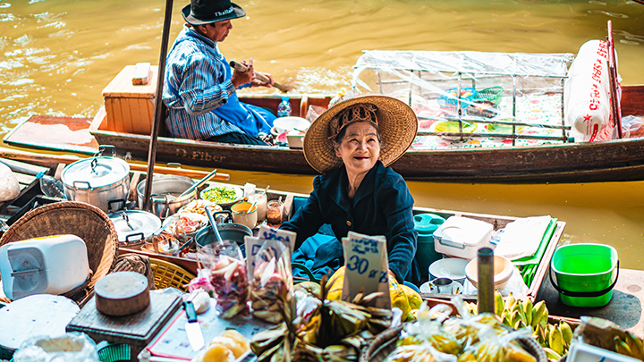 Buổi sáng ven sông Chao Phraya