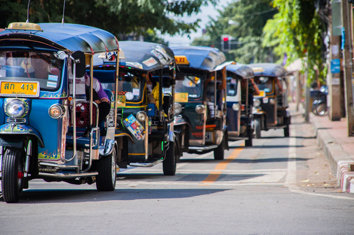 Di chuyển bằng tuk tuk tham quan thành phố