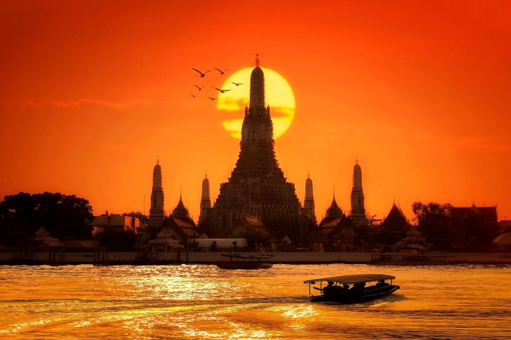 Wat Arun lấp lánh giữu hoàng hôn rực rỡ