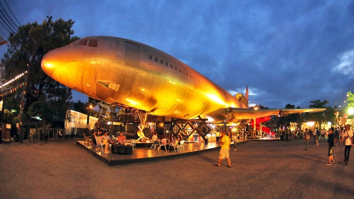 Mô hình máy bay khổng lồ-biểu tượng của chợ Chang Chui