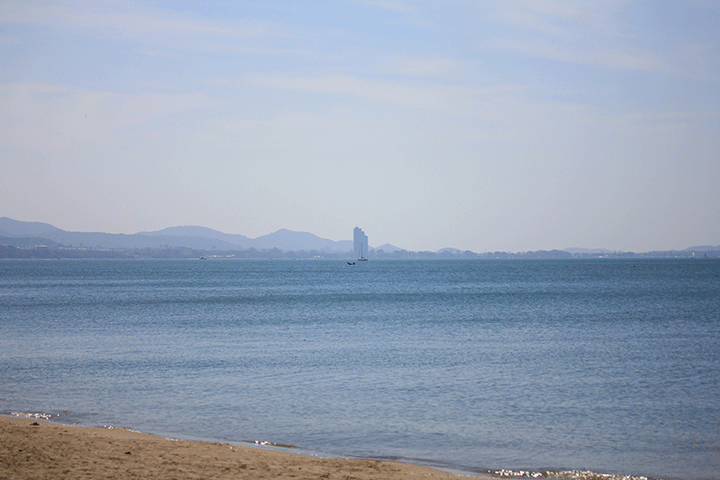 Bãi biển Jomtien yên bình và thơ mộng