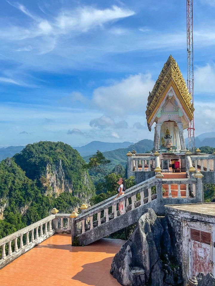 Khi bạn đến đỉnh của Chùa Hang Hổ, bạn sẽ được đền tận hưởng cảnh quan tuyệt đẹp của vùng Krabi