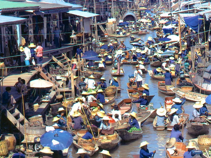 Chợ nổi Pattaya không chỉ là một điểm thu hút, mà còn là lễ hội “trôi nổi” lớn nhất ở Thái Lan