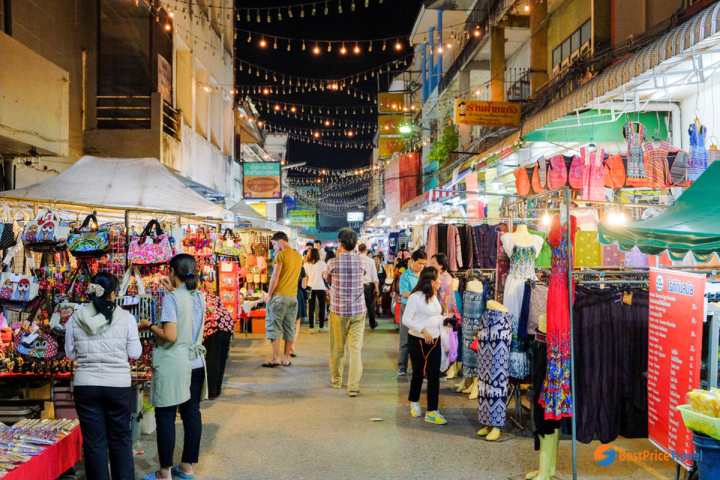 Chợ đêm thu hút khách du lịch