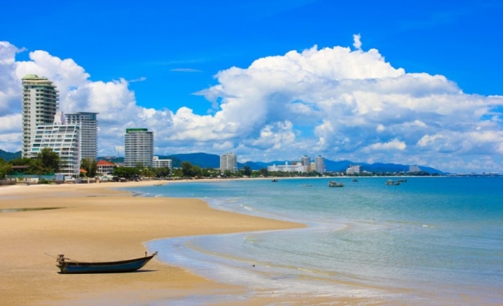 Bãi biển Hua Hin trong xanh