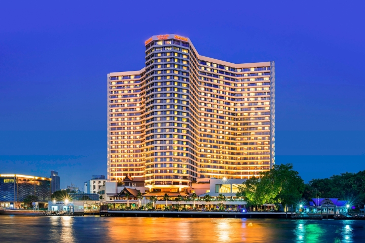 Thiết kế uốn lượn theo bờ sông của khách sạn Royal Orchid Sheraton Hotel & Towers