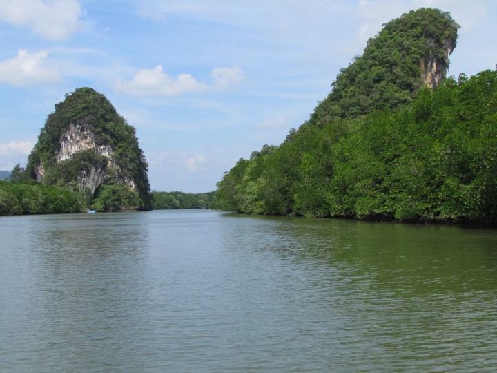 Khung cảnh núi rừng hoang sơ, hùng vĩ bên ngoài hang động