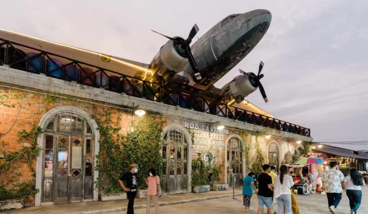 Chiếc máy bay khổng lồ trên nóc Rod's Antiques là điểm nổi tiếng nhất của chợ Srinakarin