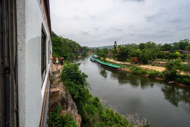Quang cảnh dọc theo Đường sắt Miến Điện Thái Lan (Đường sắt tử thần)