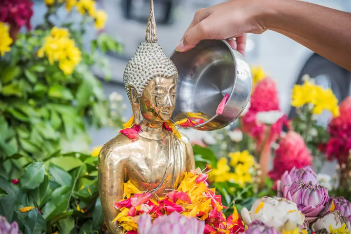 Tượng Phật được tắm bằng nước hoa tươi