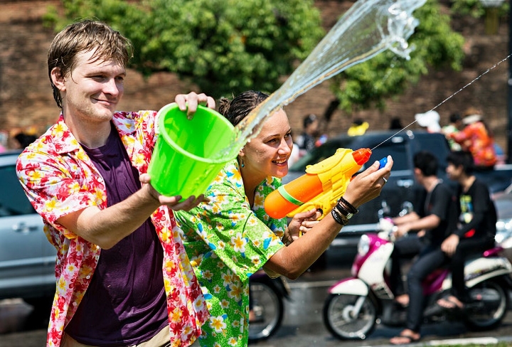 Khoảnh khắc vui vẻ của du khách ghé thăm Thái Lan dịp lễ hội