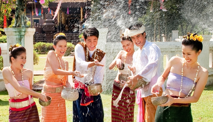 Lễ hội té nước là dịp để kết nối giữa du khách và người dân Thái