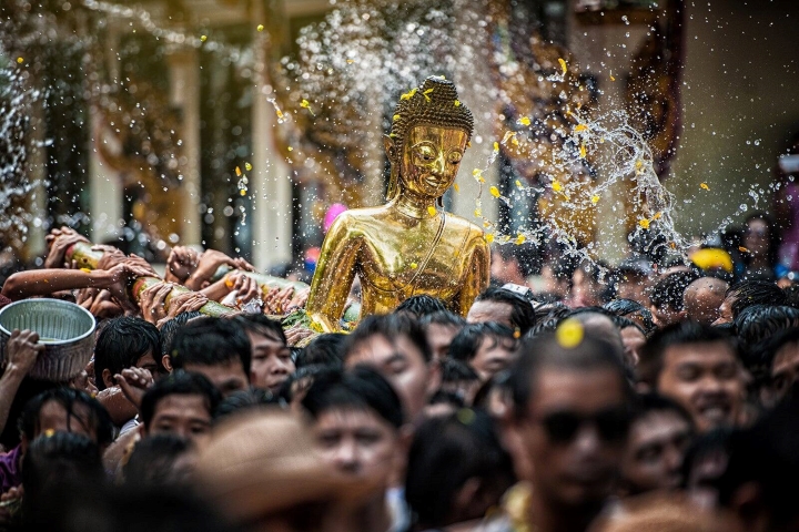 Tránh tưới nước lung tung lên những vị được tôn kính tại Thái