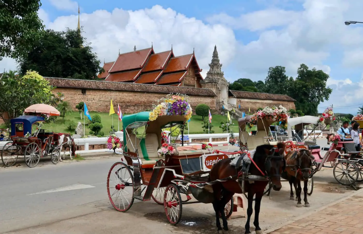 Những chiếc xe ngựa nhỏ tại Thành phố cổ Lampang