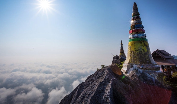 "Tiên cảnh" đền Chalermprakiat linh thiêng trên đỉnh núi Pu Yak