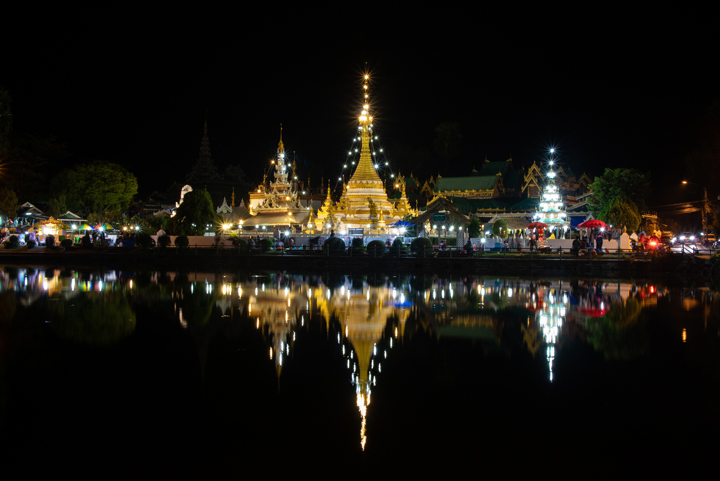 Hai ngôi chùa biểu tượng của Mae Hong Son vào ban đêm