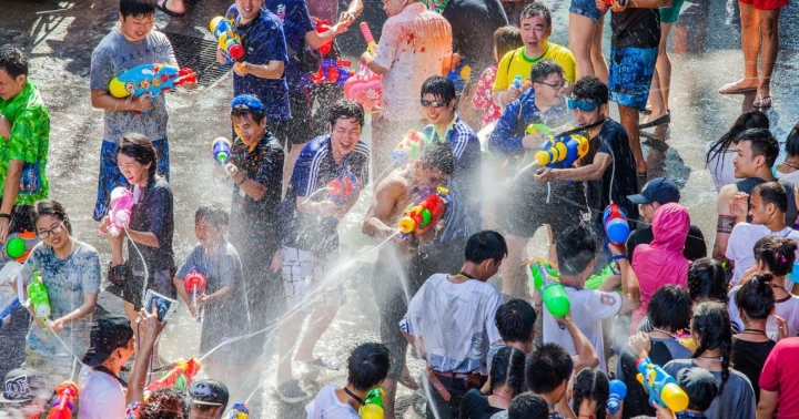 Đấu súng nước trong lễ hội Songkran