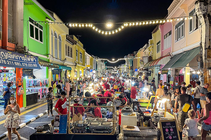 Khung cảnh mua sắm nhộn nhịp tại phố cổ Phuket