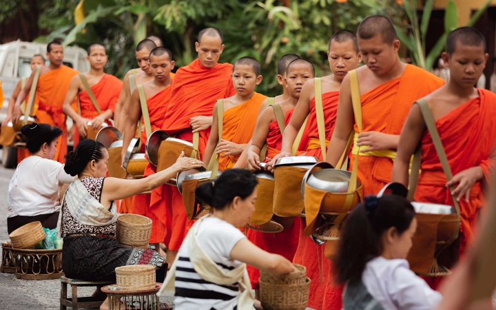 Hoạt động cúng dường tại chùa Wat Phra Thong mỗi sáng