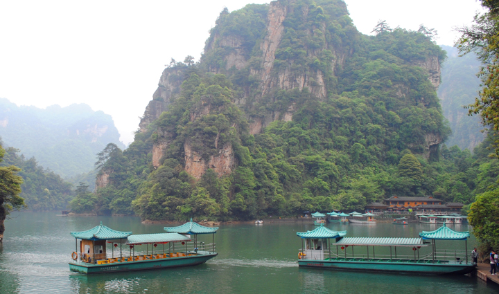 Du ngoạn trên thuyền là một trải nghiệm thú vị tại đây