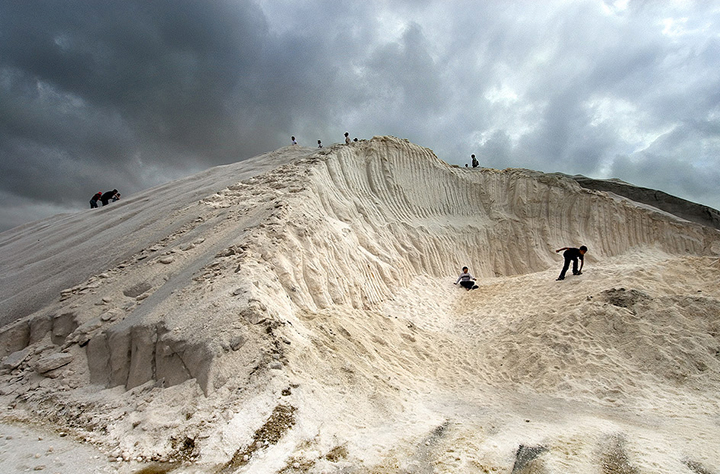 Hành trình đi tìm vẻ đẹp của núi muối Qigu