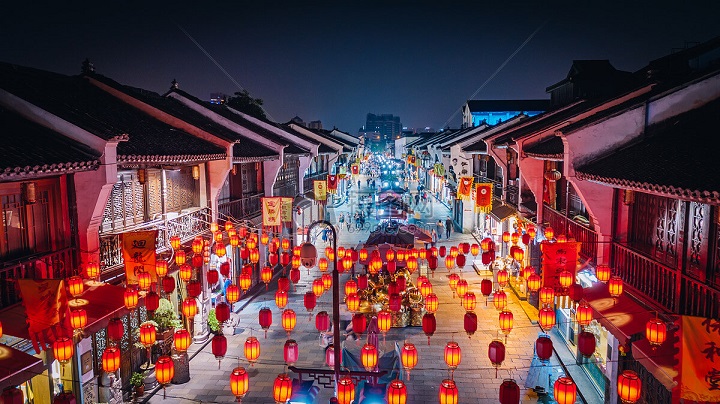 Phố Cổ Qinghefang, một con phố cổ nổi tiếng, là điểm đến lý tưởng để bạn có thể mua sắm và thưởng thức ẩm thực
