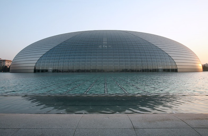 Kiến trúc này được đặt giữa một hồ nước nhân tạo