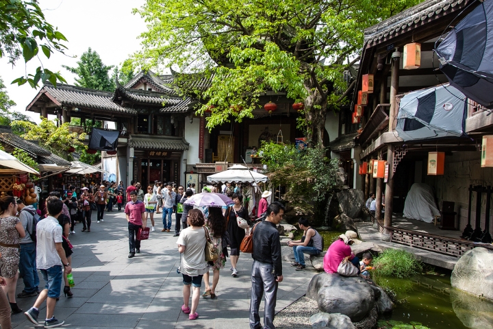 Phố Jinli thu hút đông đảo du khách ghé thăm
