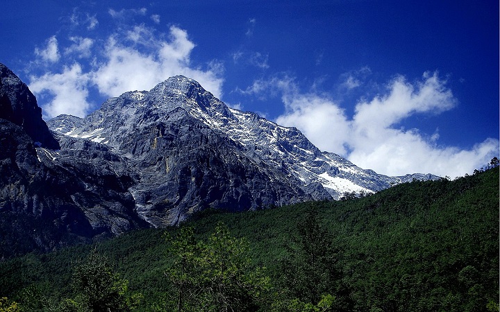  Thung lũng Lam Nguyệt là một điểm tham quan nổi tiếng nằm trong Khu du lịch Núi Tuyết Long Môn