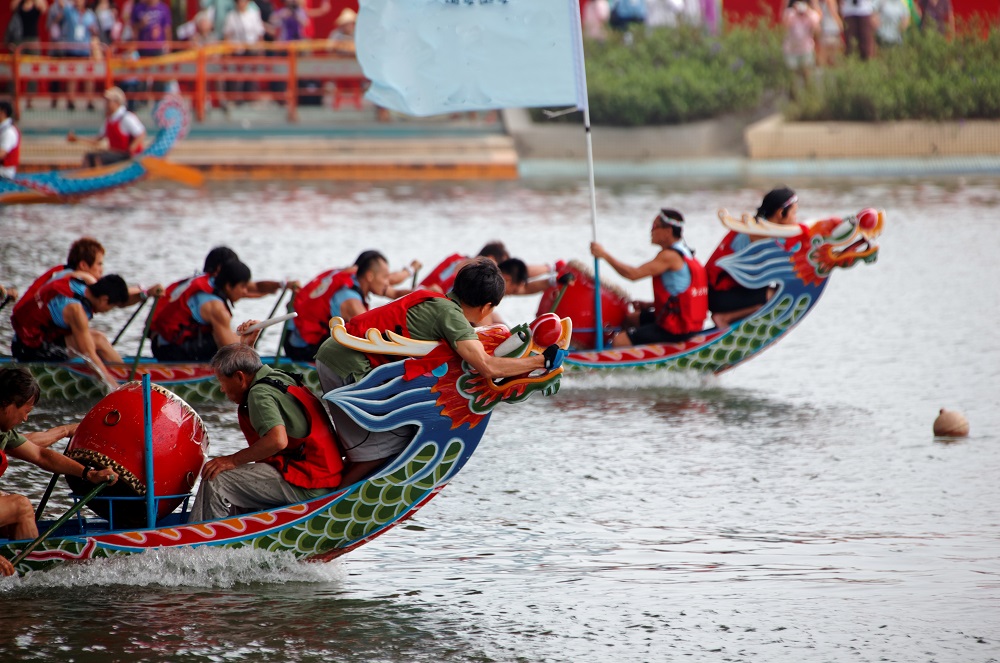 Cuộc đua thuyền rồng kịch tính