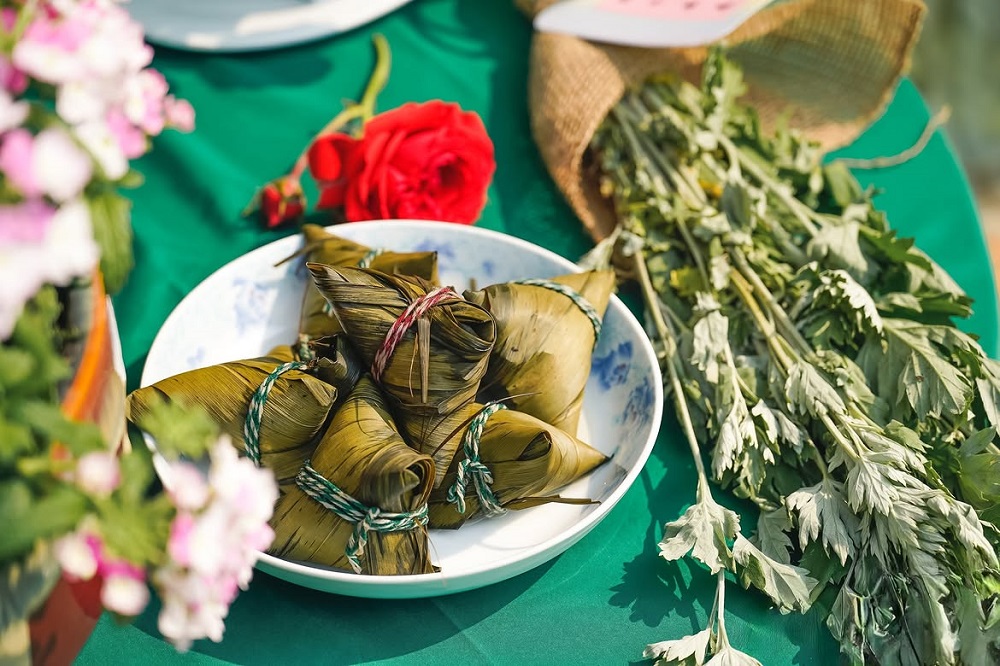 Lá ngải cứu và bánh Zongzi