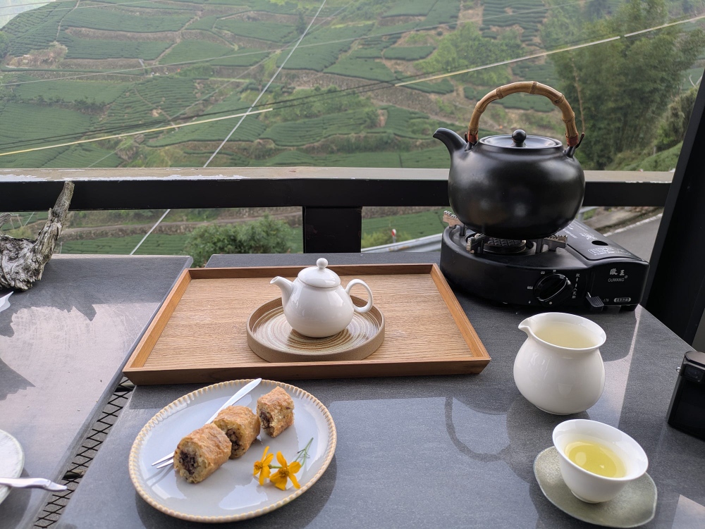 Thưởng trà Alishan là trải nghiệm không thể thiếu khi ghé thăm vùng núi cao này