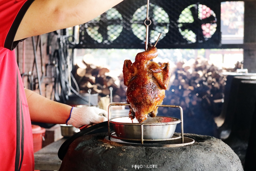 Gà hun khói Alishan được xông bằng gỗ trà, món đặc trưng không thể bỏ qua khi đến Alishan