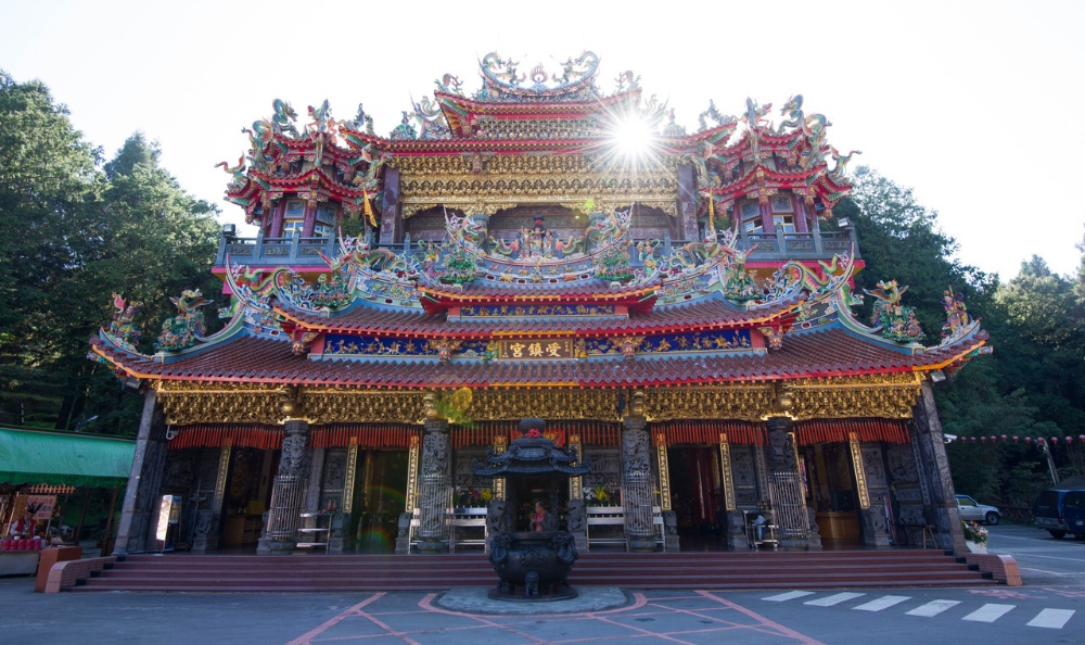 Chùa Shouzhen tĩnh lặng giữa rừng mờ sương trên A Lý Sơn