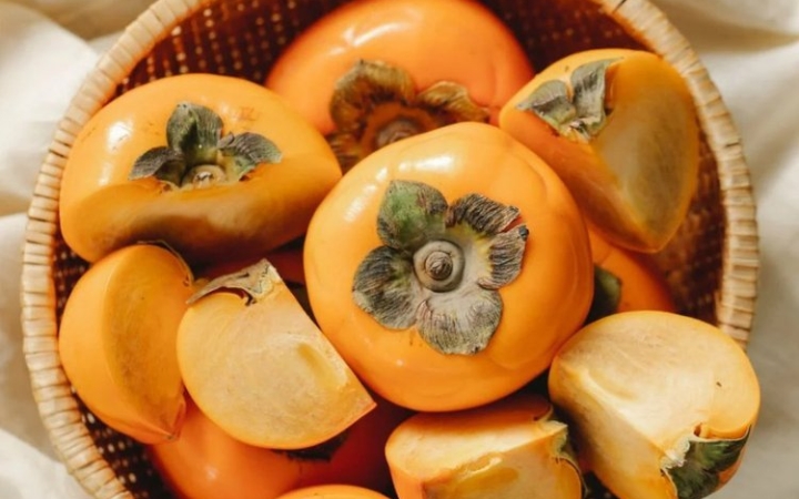 Hồng giòn vào mùa thu có vỏ mỏng, thịt chắc, vị ngọt thanh và không chát