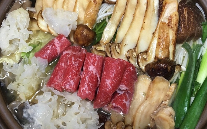 Nấm thông quý hiếm với hương thơm đặc trưng, thường được nướng than hoặc kết hợp cùng các món cao cấp