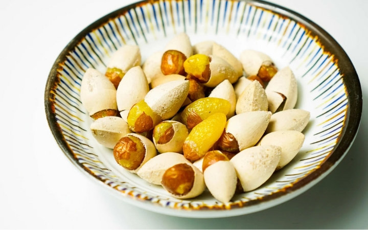 Hạt bạch quả nướng dẻo bùi là món ăn vặt phổ biến khi thu Hàn Quốc về