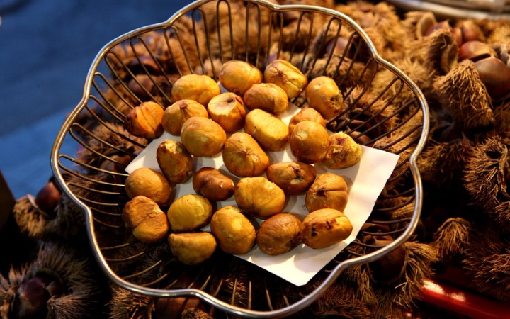 Hạt dẻ nướng thơm lừng trên những xe hàng rong, tạo nên hương vị đặc trưng của mùa thu Seoul