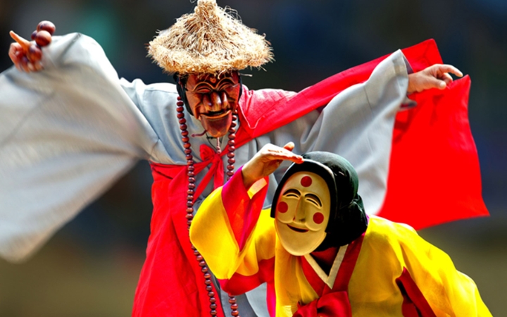 Những vũ công đeo mặt nạ gỗ biểu diễn vũ điệu dân gian đặc trưng trong lễ hội múa mặt nạ Andong