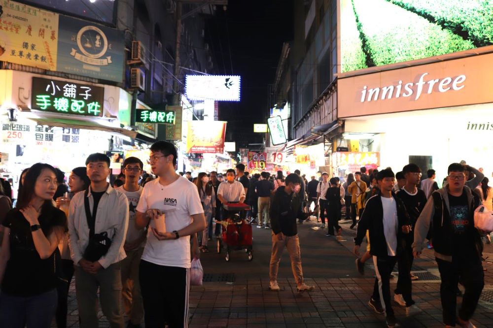 Cư dân và du khách ghé thăm khu chợ Fengjia