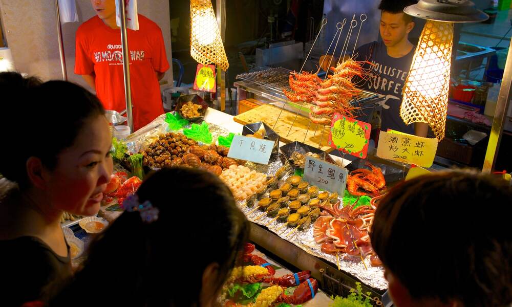 Các quầy hàng hải sản tươi ngon là đặc trưng của khu chợ đêm Liuhe