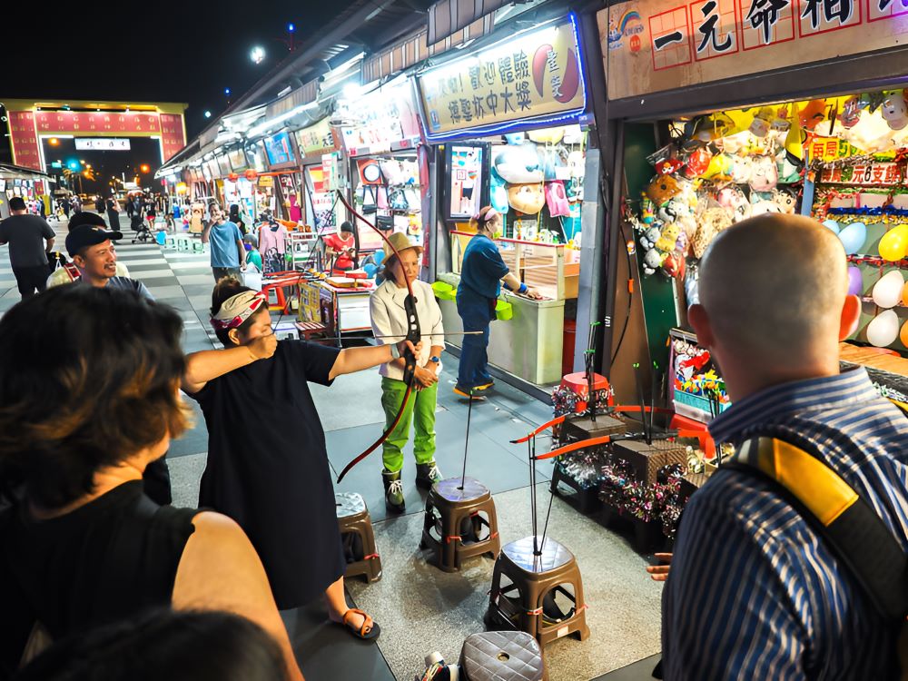 Một góc của gian hàng vui chơi trong chợ đêm Dongdamen