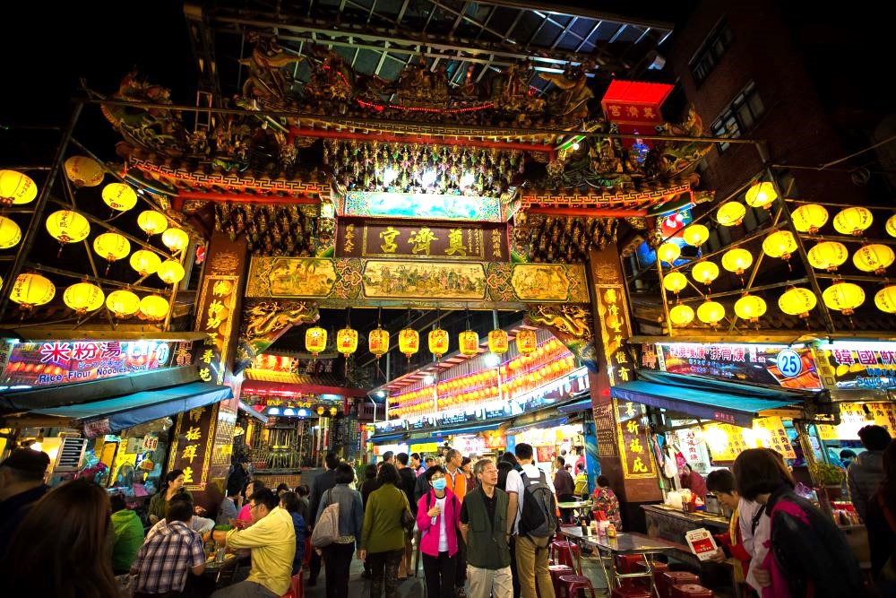 Hệ thống đèn lồng vàng treo cao vô cùng độc đáo, mang đến vẻ đẹp hoài cổ cho khu chợ đêm Miaokou