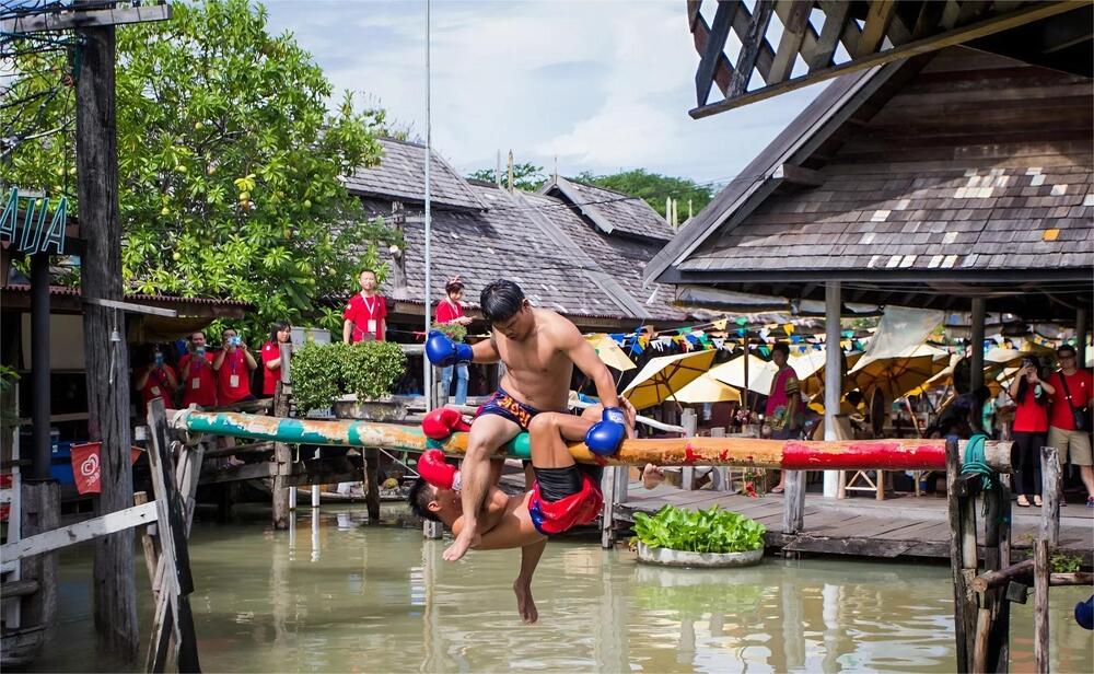 Sea Boxing – Đấu Muay Thái trên mặt nước độc đáo, đầy tính giải trí tại chợ nổi Pattaya 