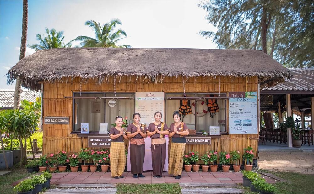 Không gian làng truyền thống tái hiện sinh hoạt của người Thái xưa tại chợ nổi Pattaya