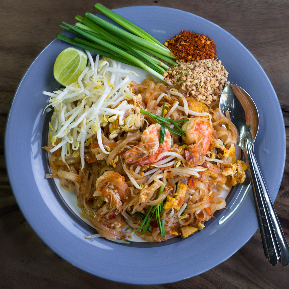 Pad Thai đậm vị chua ngọt, ăn kèm tôm và đậu phộng rang giòn rụm