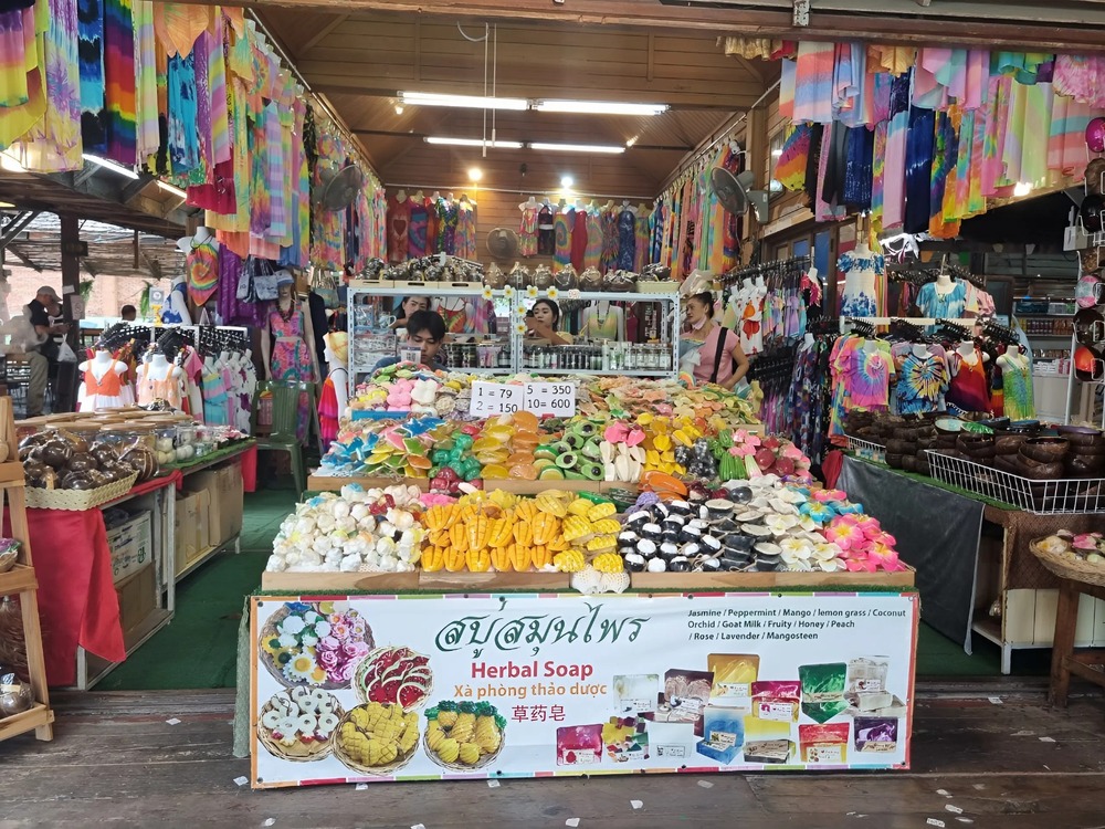 Gian hàng thủ công với nhiều món quà lưu niệm đậm chất Thái