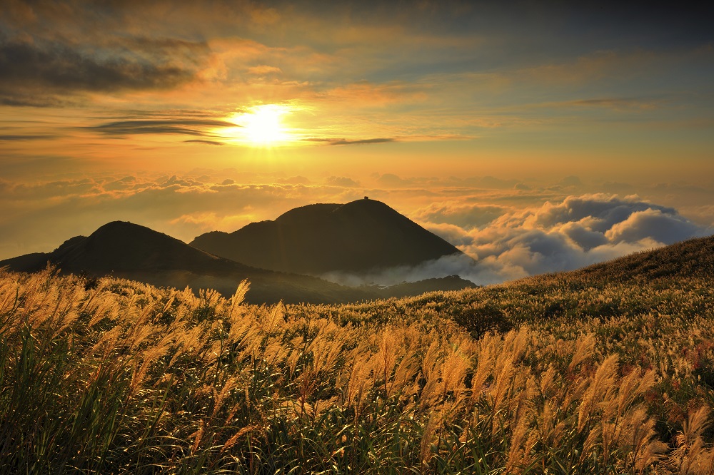 Núi Đại Đồn với đỉnh núi uốn lượn và biển mây tuyệt đẹp lúc hoàng hôn