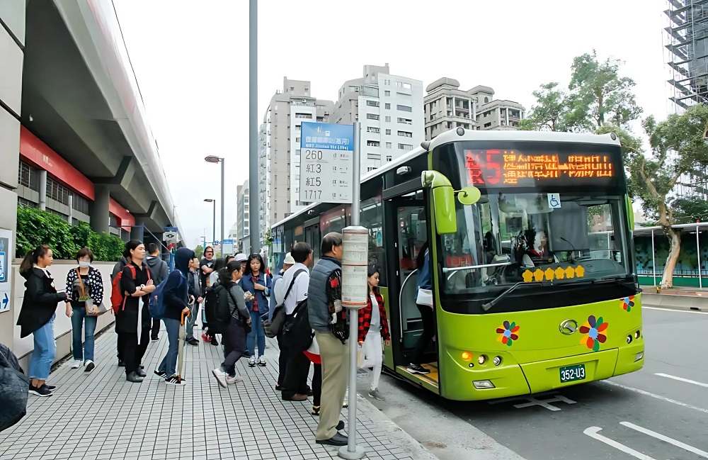 Xe buýt từ Đài Bắc lên Dương Minh Sơn chỉ mất khoảng 30 - 50 phút di chuyển